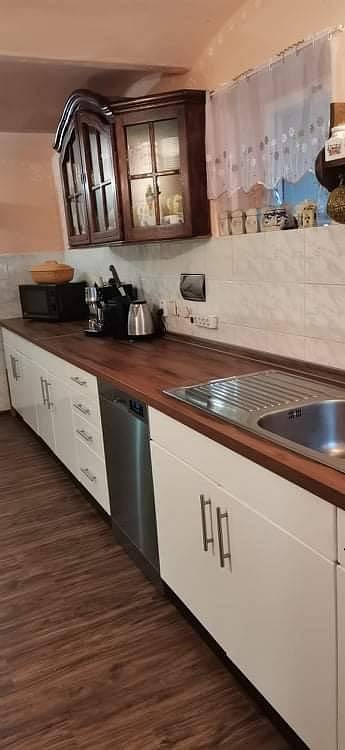 Plně vybavená kuchyně chalupy s jídelním koutem