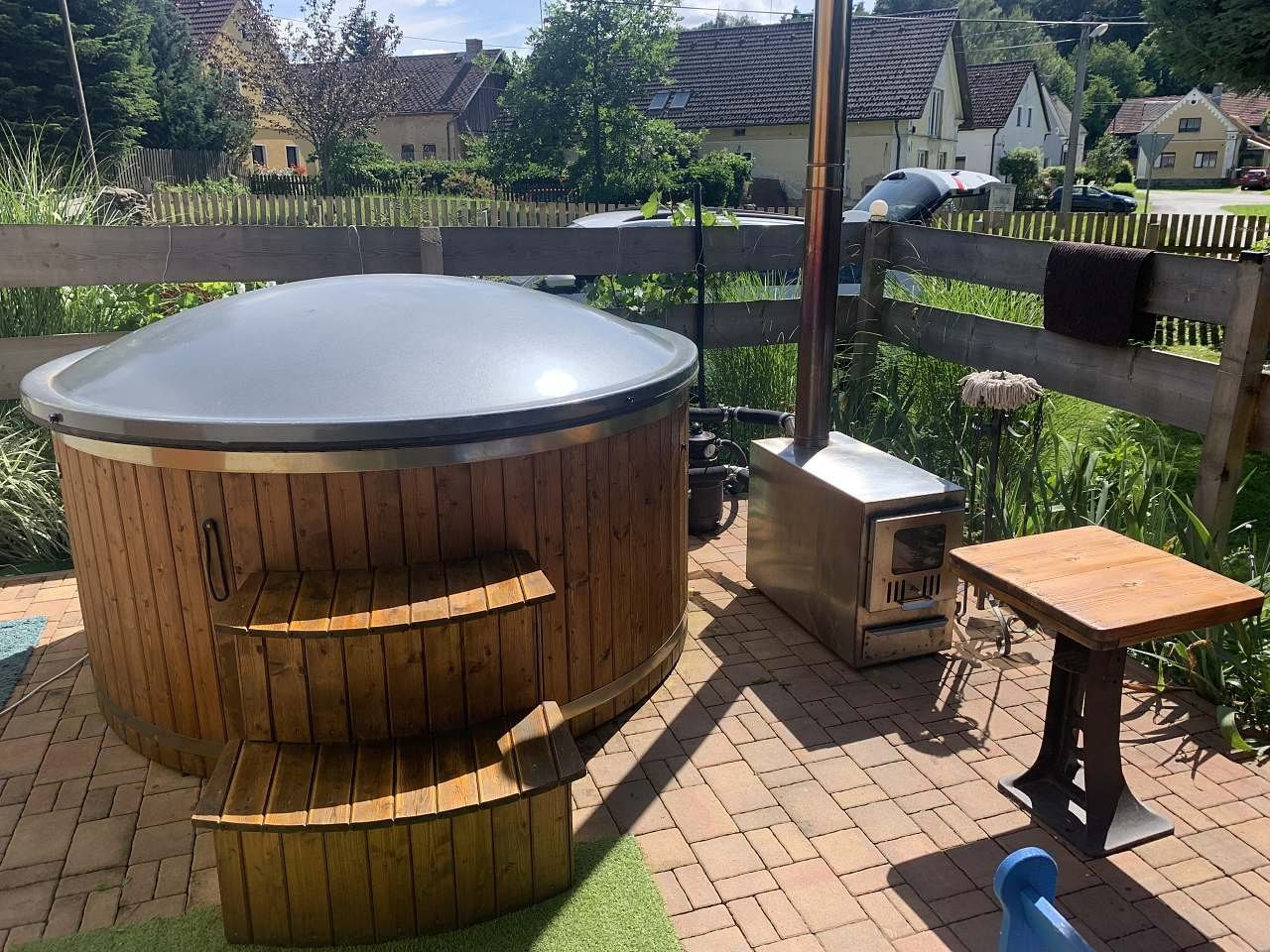 Vyhřívaný koupací sud s vířivkou jacuzzi pro osm osob