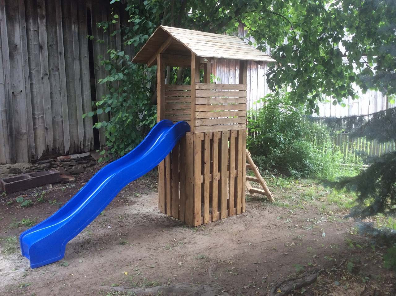 Dětské hřiště s pískovištěm, houpačkou a klouzačkou
