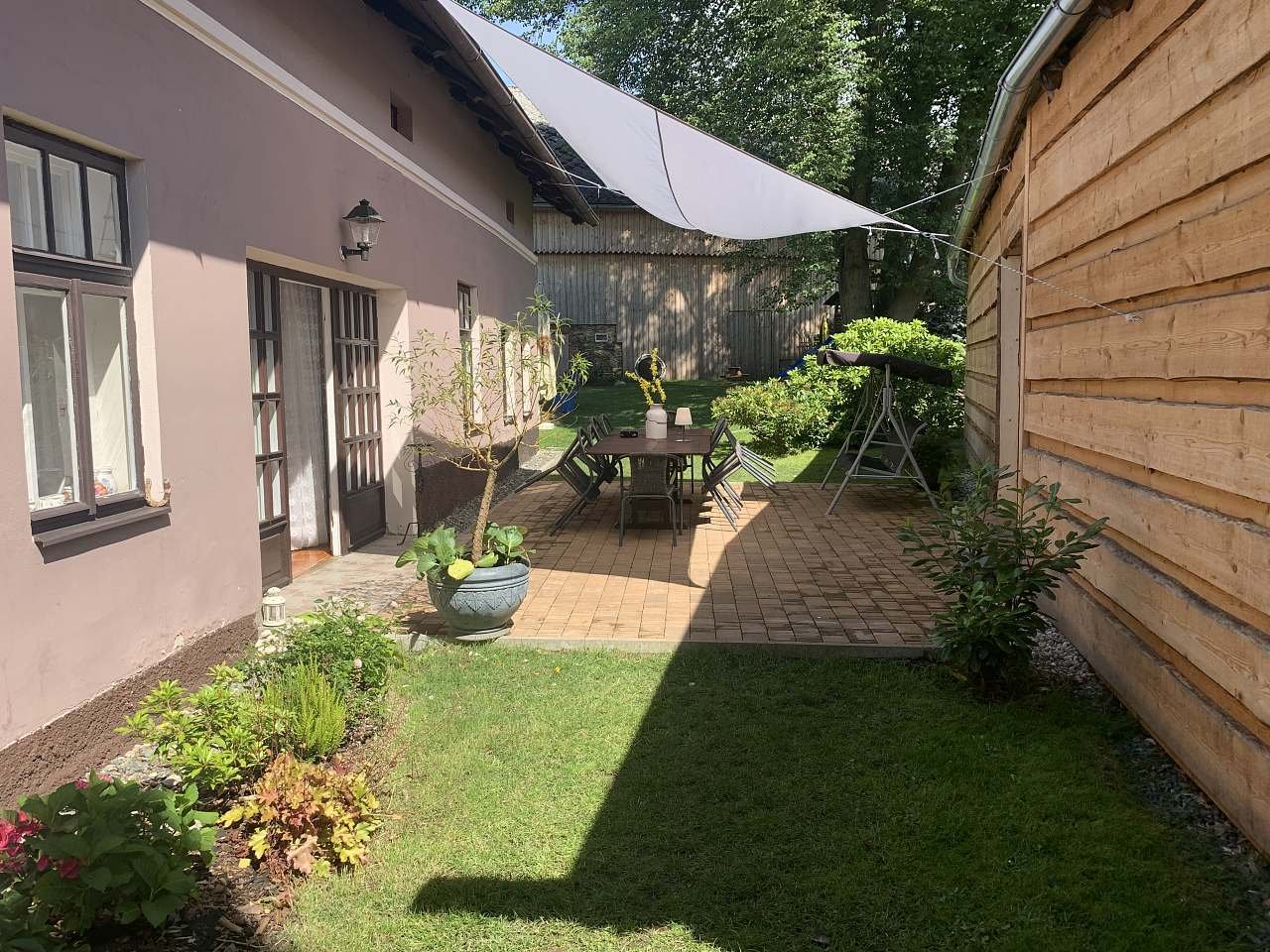 Venkovní posezení s grilem na zahradě usedlosti Kundratice